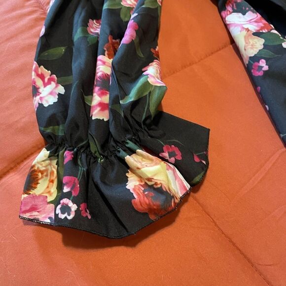 NWOT- Emery Rose Black Floral off-shoulder top - Picture 3 of 9